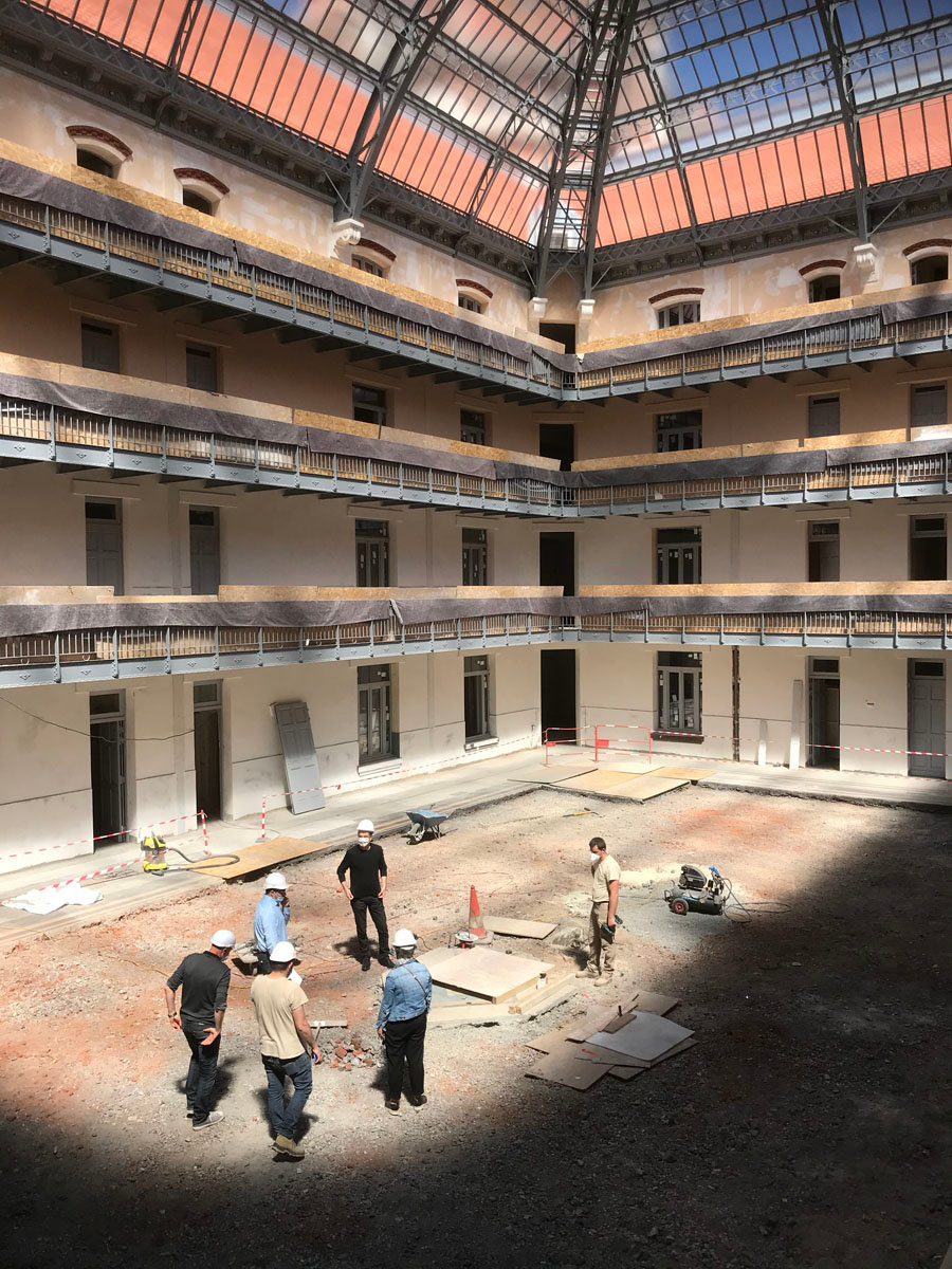 Vue du chantier de la cour intérieure de l'aile gauche du Palais social