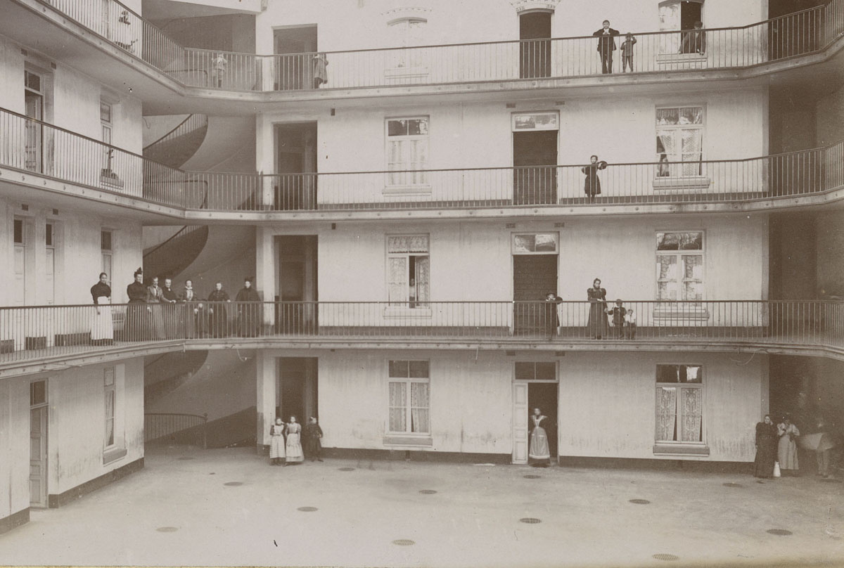 Vue de la cour intérieure de l'aile droite du Familistère