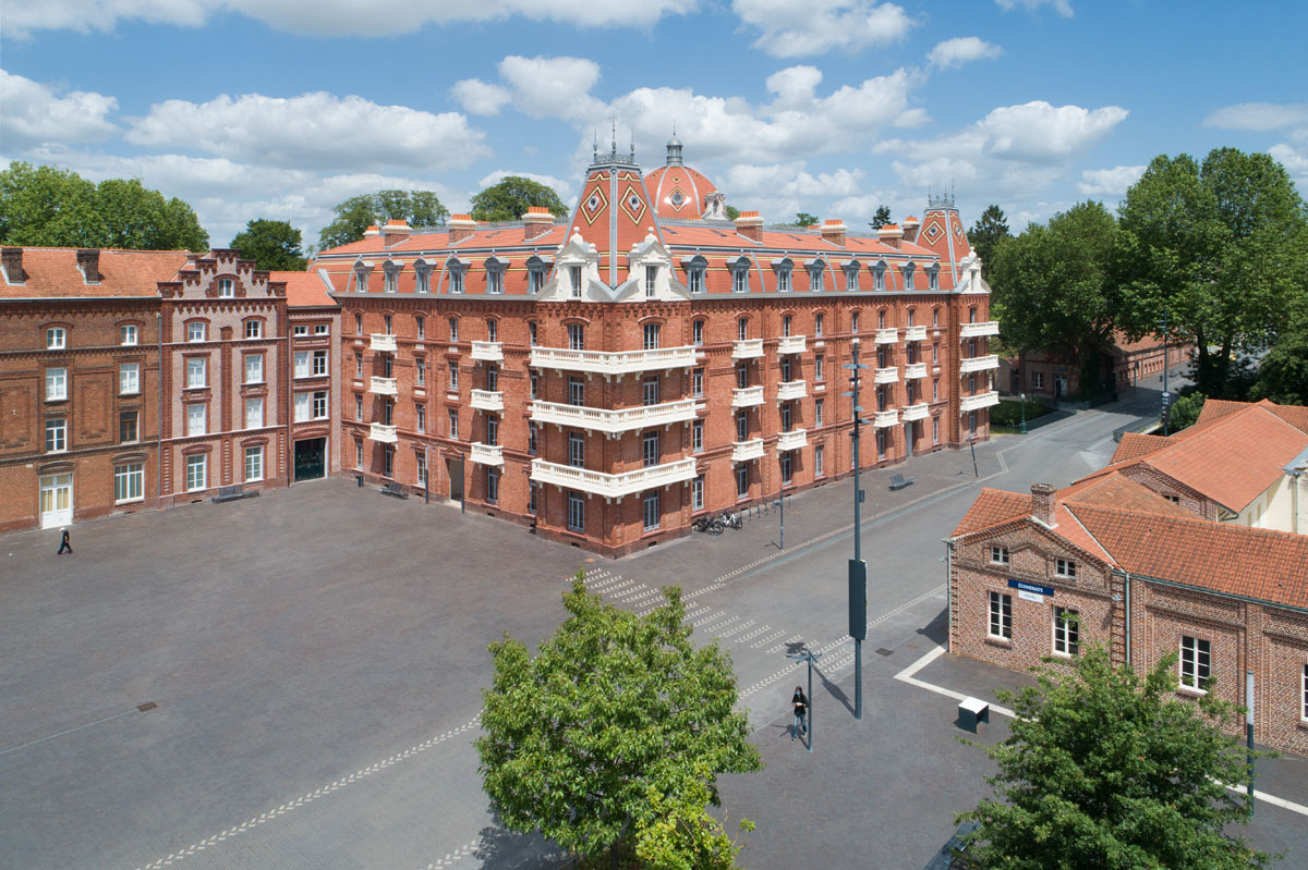 Vue de l'aile gauche du Palais social du Familistère