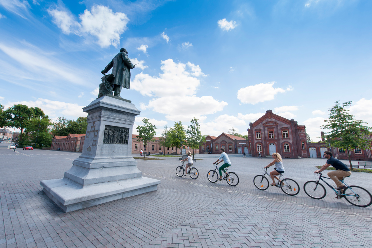 vélos sur la place du familistère