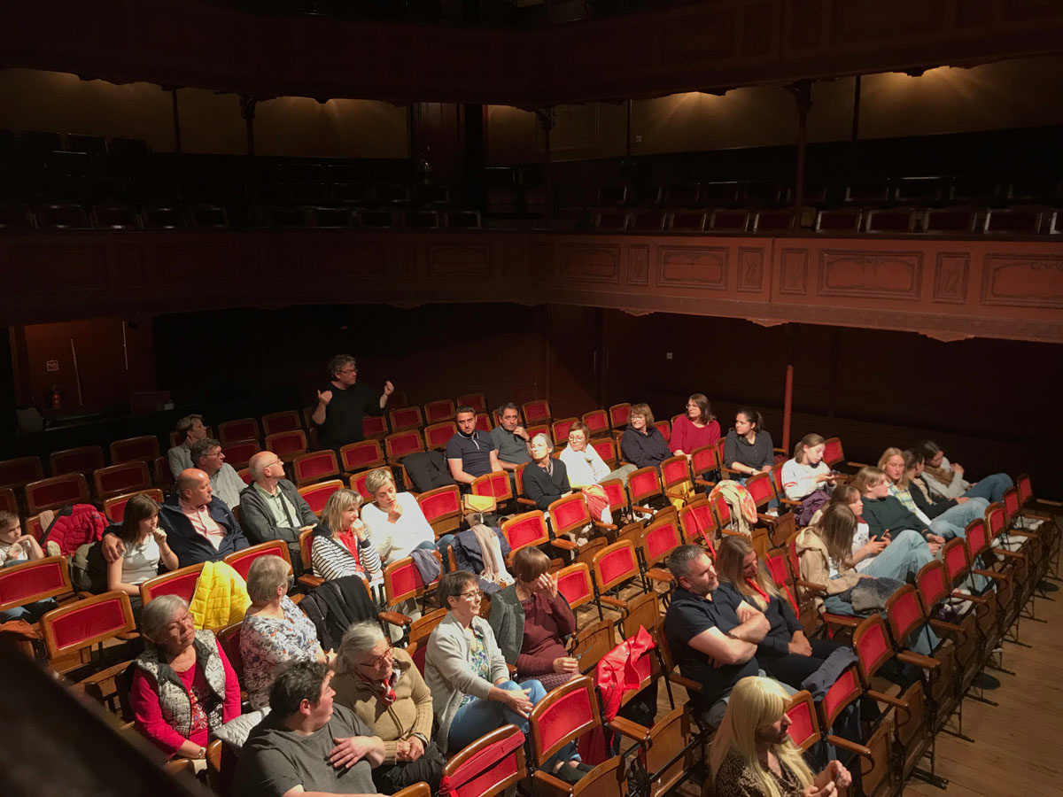 Public dans la salle du théâtre du Familistère