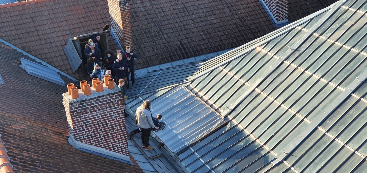 tournage-guerre-des-lulus-Familistère-toit-verrière