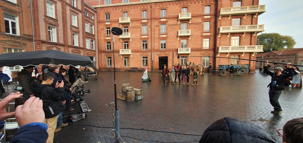 Tournage-guerre-des-lulus-familistere-2021