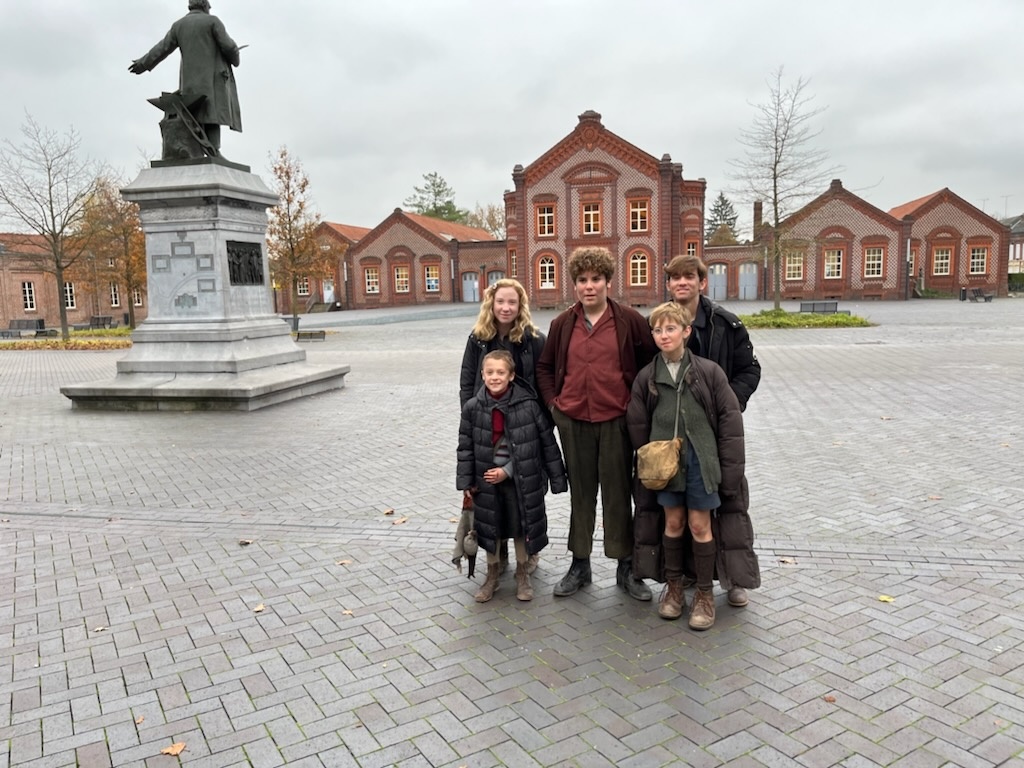 tournage-guerre-des-lulus-Familistère-face-théâtre