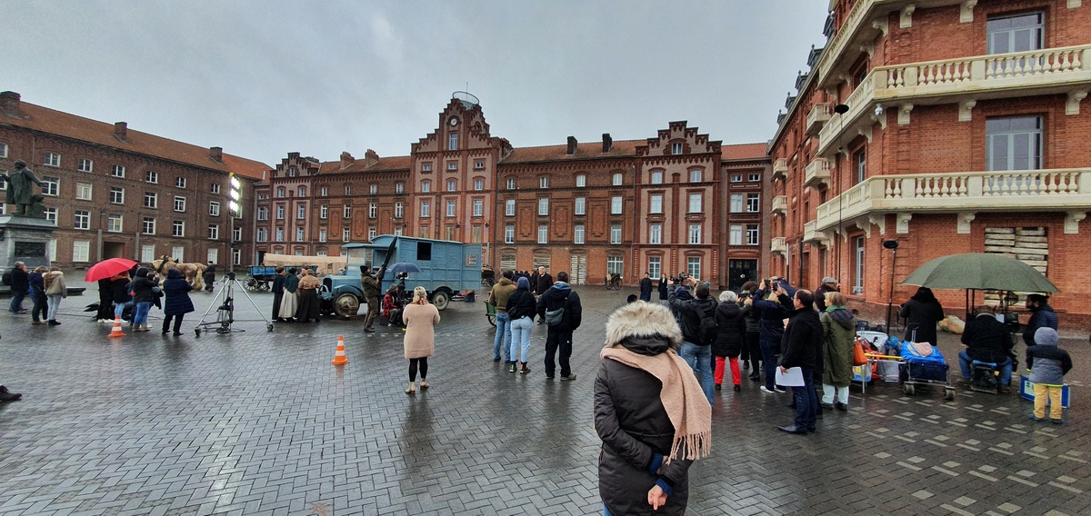 tournage-guerre-des-lulus-Familistère-place