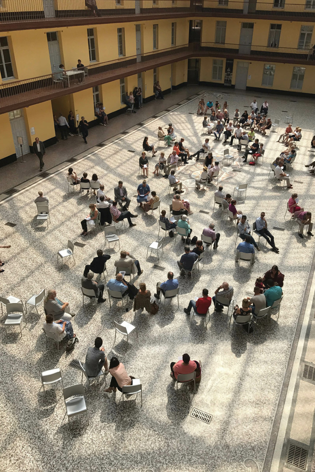 le public installé dans la cour du pavillon central