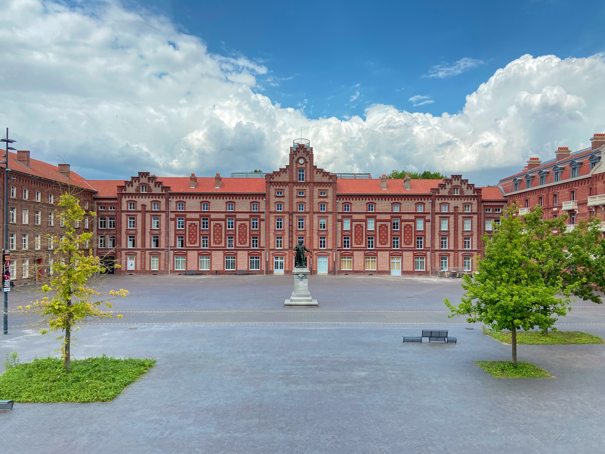 Le Palais social est photographié depuis le théâtre du Familistère.
