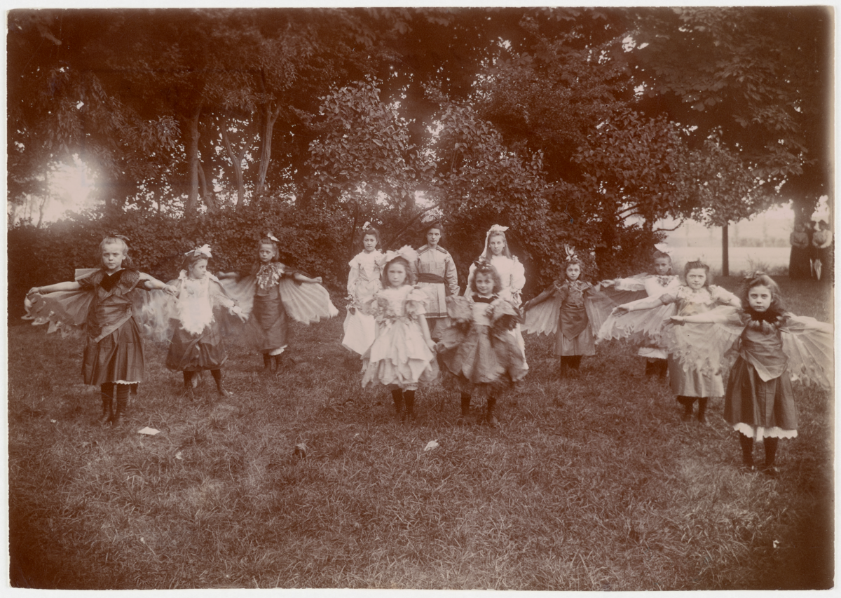 Groupe de fillettes en costumes d'oiseaux