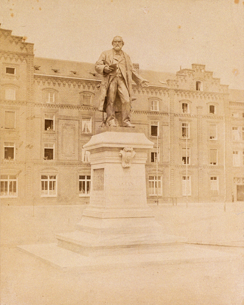 La statue de Godin est vue de face, peu après son inauguration.