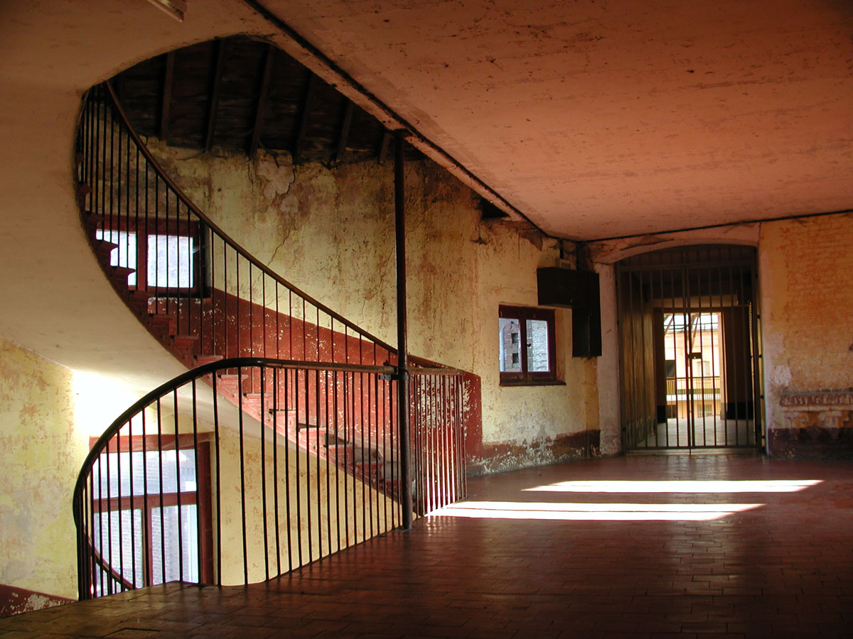 Le passage menant de l’aile droite au pavillon central du Palais social (avec l’