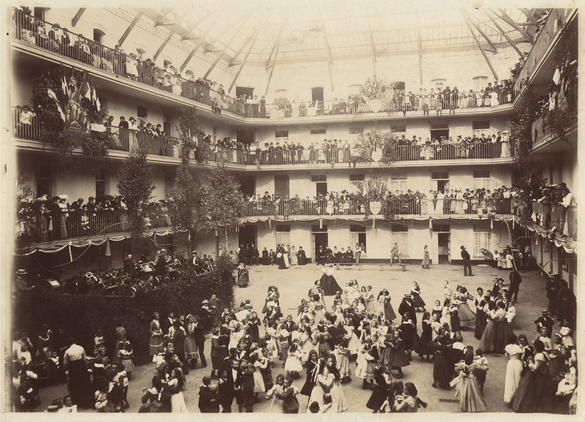 Le bal de la fête de l’Enfance dans la cour du pavillon central du Palais social