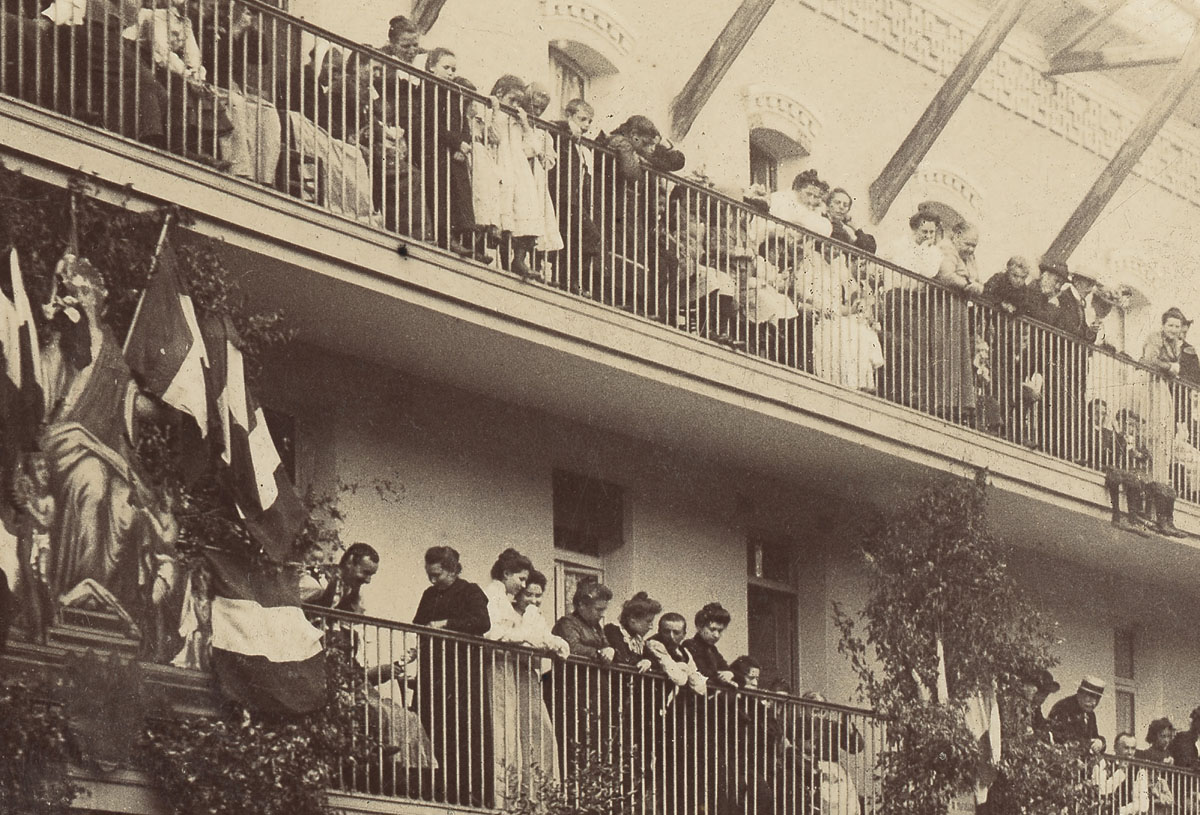 Le bal de la fête de l’Enfance dans la cour du pavillon central du Palais social