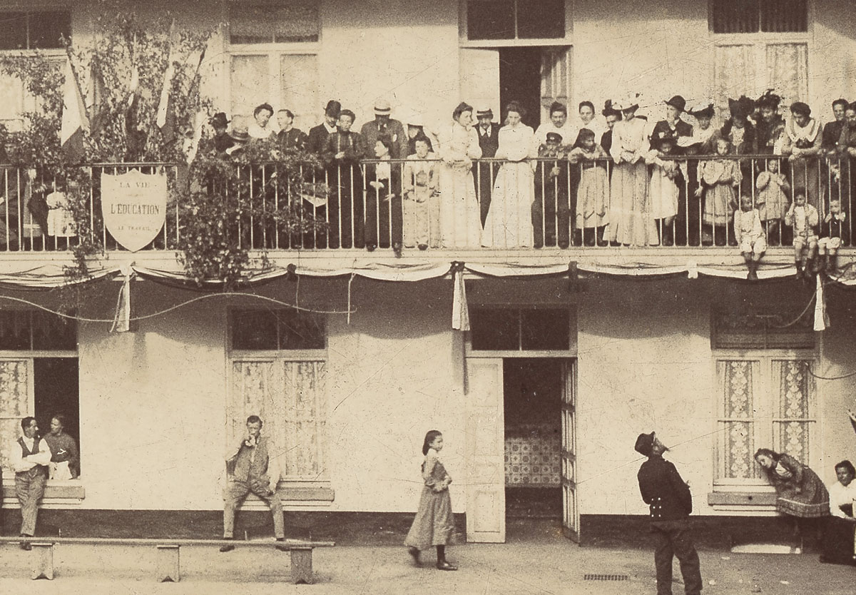 Le bal de la fête de l’Enfance dans la cour du pavillon central du Palais social