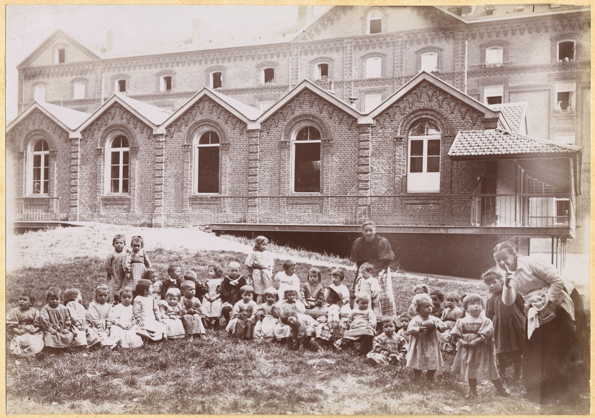 Nourrissons et poupons devant la crèche du Familistère