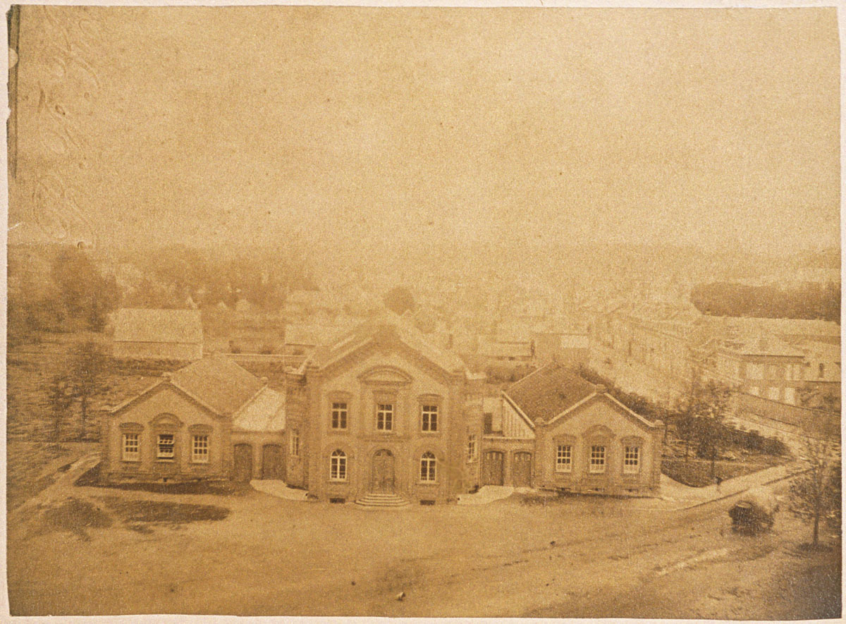 Le théâtre et les écoles du Familistère vus du pavillon central du Palais social