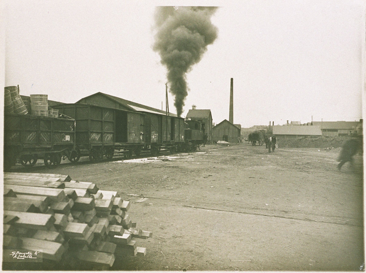 Un train de marchandises dans l’usine du Familistère de Guise