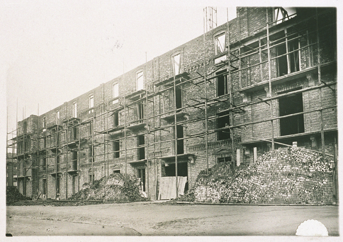 La façade sud en reconstruction de l’aile gauche du Palais social du Familistère