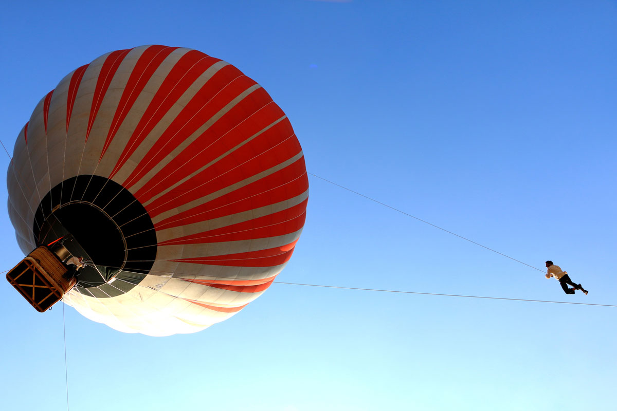 Le cirque Inextremiste joue le vertigineux Exit au Premier Mai 2018 du Familistè