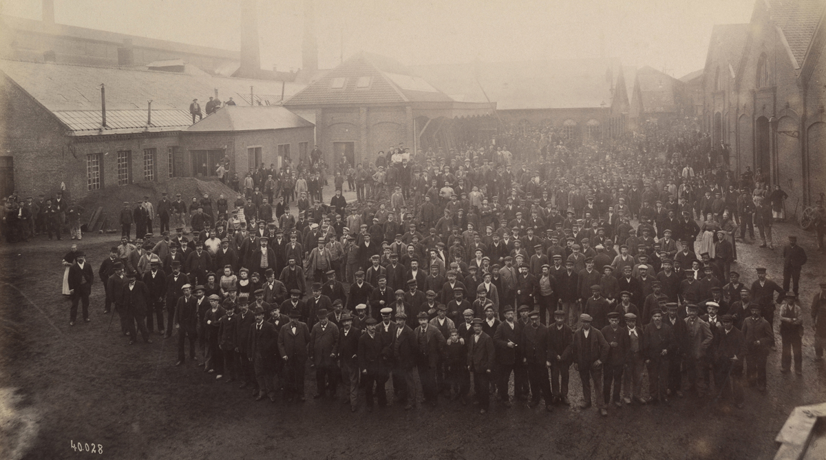 La photographie en plongée embrasse l’ensemble du personnel de l’usine du Famili