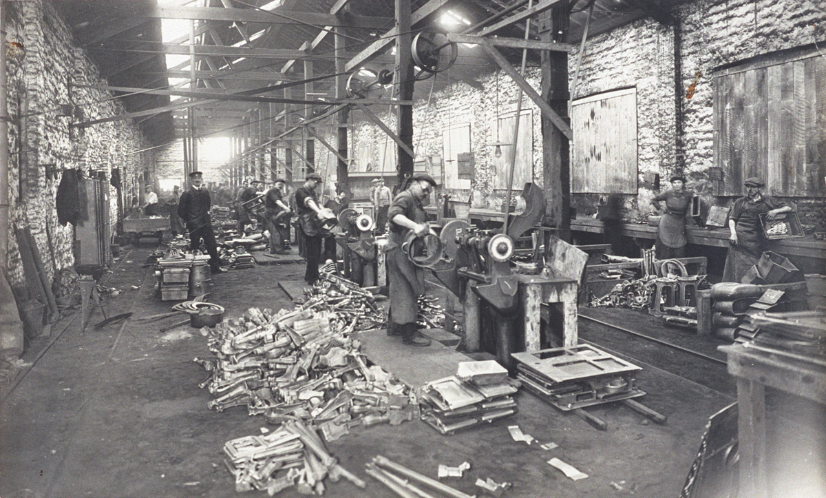 La photographie montre l’intérieur de l’atelier d’ébarbage de l’usine du Familis