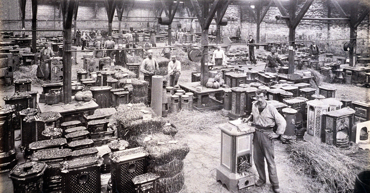 La vue photographique en plongée embrasse l’ensemble de l’atelier d’emballage de