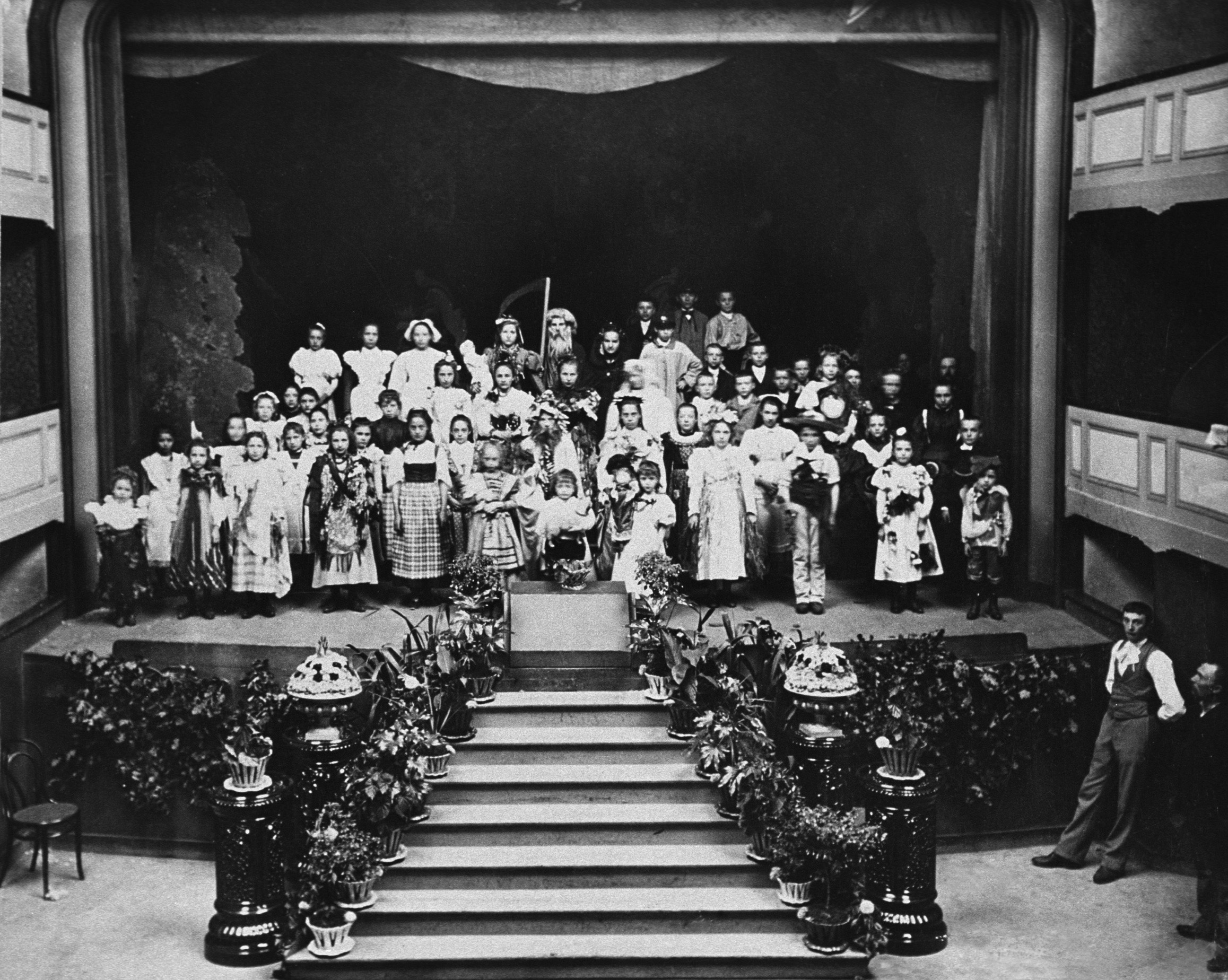 Enfants costumés sur la scène du théâtre du Familistère en 1899