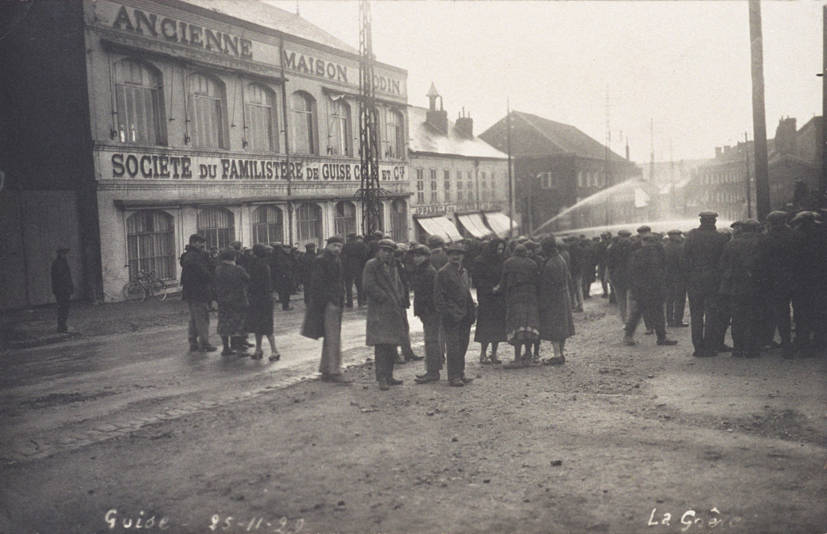 La photographie montre les ouvriers en grève devant l’usine du Familistère de Gu