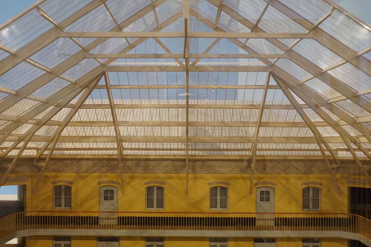 La photographie montre la verrière de la cour intérieure de la maquette.