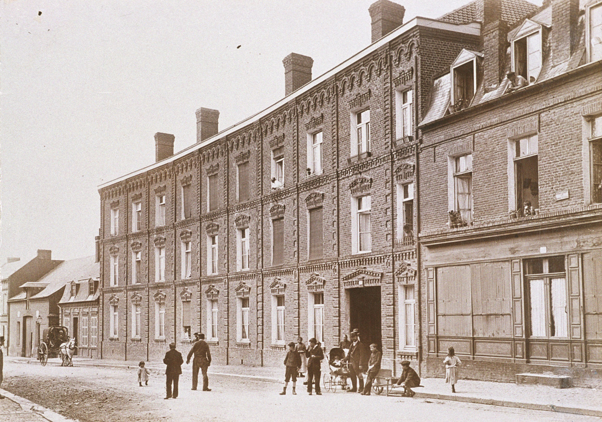 La photographie montre la façade sur rue du pavillon Landrecies.