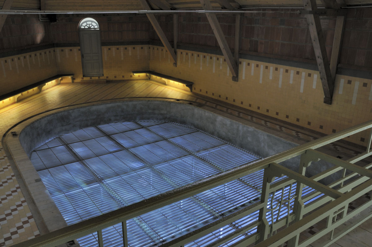 Le bassin de la piscine du Familistère est animé par une lumière de couleur bleu