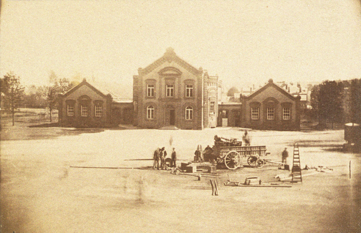 Seuls deux bâtiments scolaires jouxtent à l'origine le théâtre du Familistère.