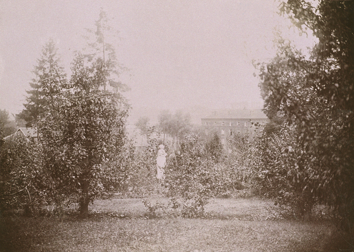 Le jardin d’agrément du Familistère ouvre sur l’aile gauche du Palais social.