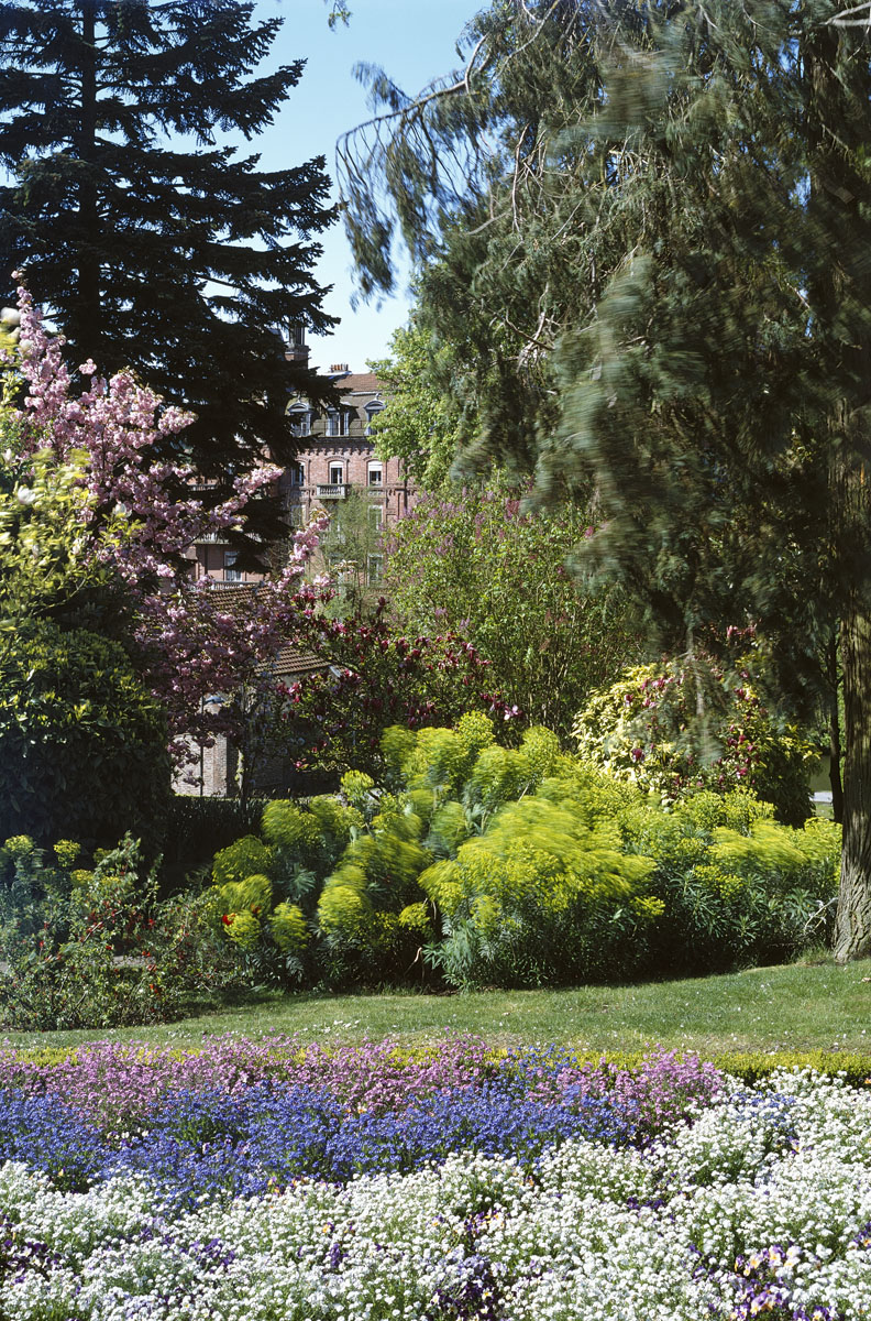 Le jardin d’agrément du Familistère ouvre sur l’aile gauche du Palais social.