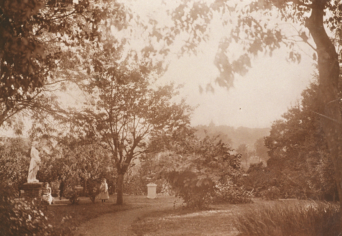 Le jardin d’agrément du Familistère était orné de vases et de statues.