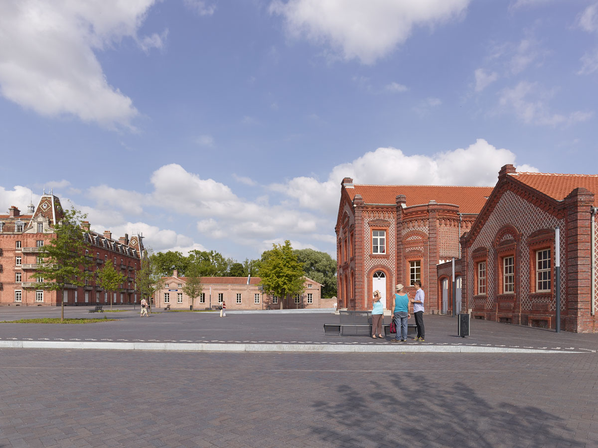 La place du Familistère devant le théâtre et les écoles.