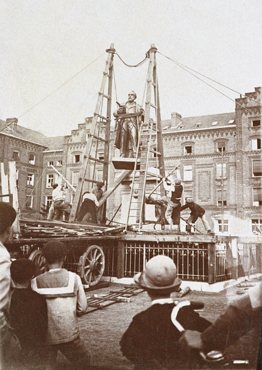 La seconde statue de Godin est en cours d'installation sur le piédestal.