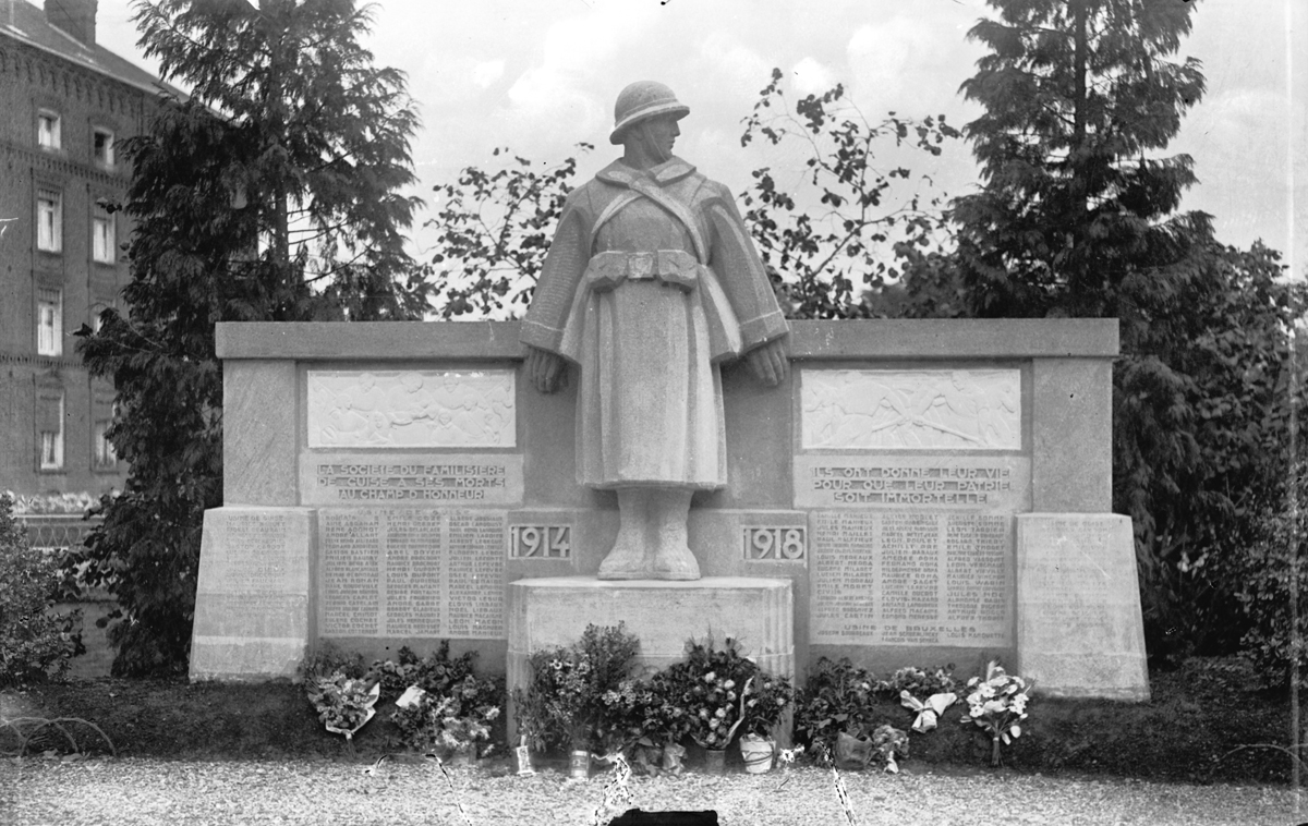 Le monument aux morts du Familistère est vu de face.