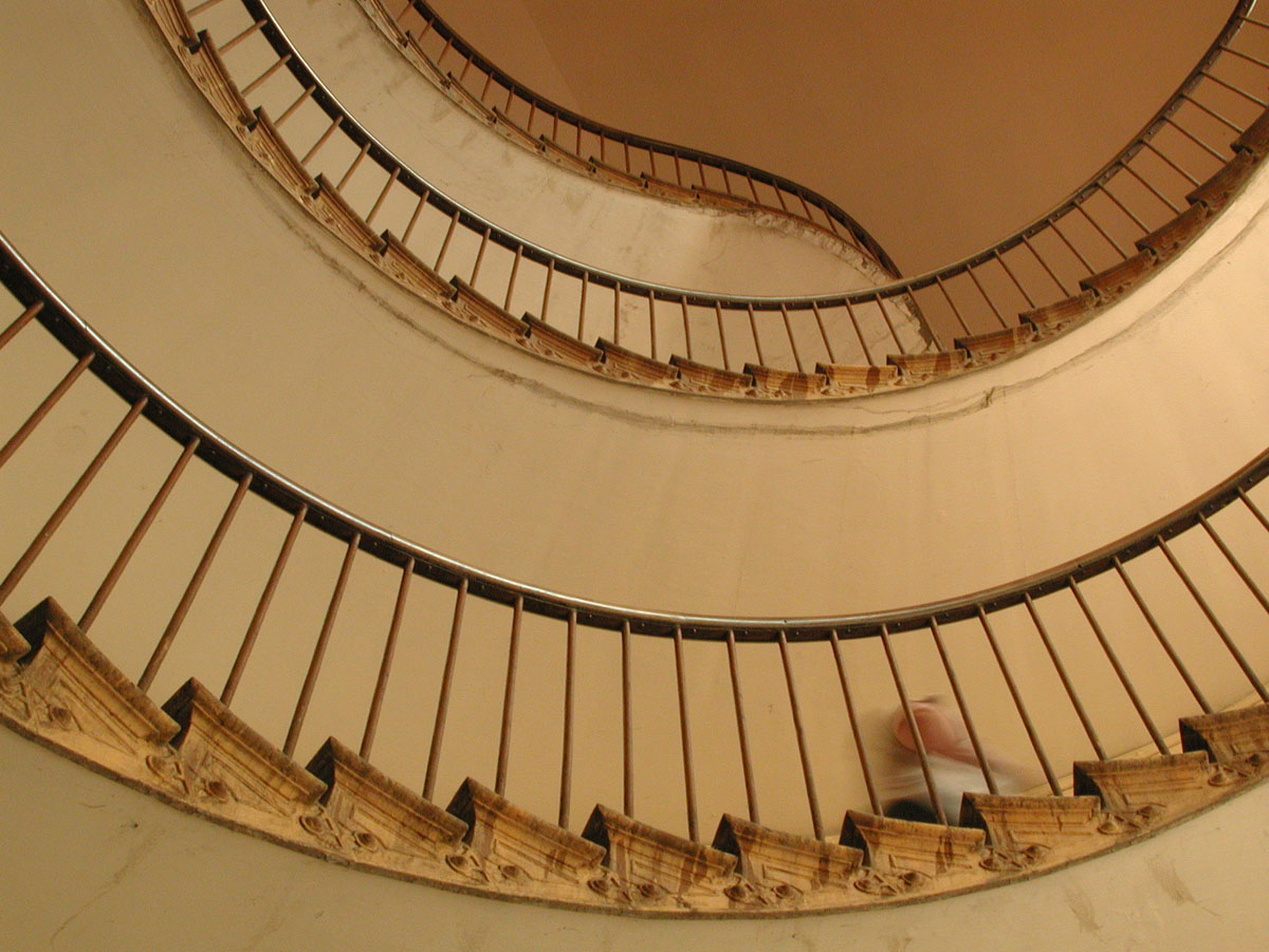 Un escalier d el'aile droite du Familistère est vu en contreplongée