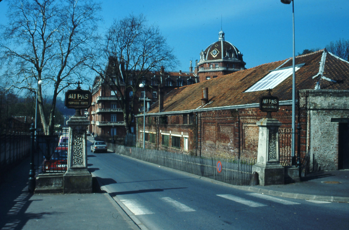 La buanderie-piscine du Familistère est en ruines.