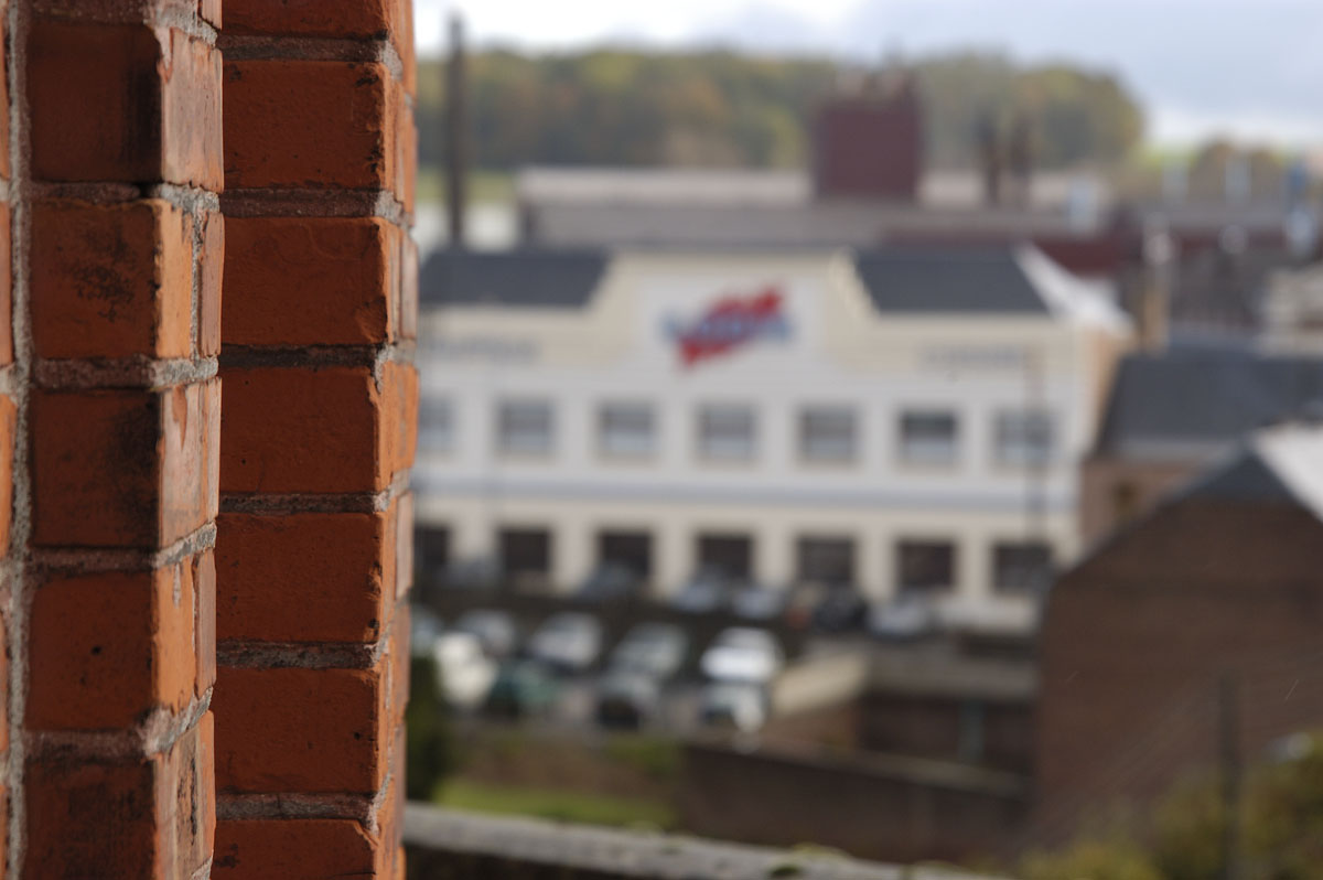 L’usine Godin SA est vue de la tour de l’aile gauche du Palais social.