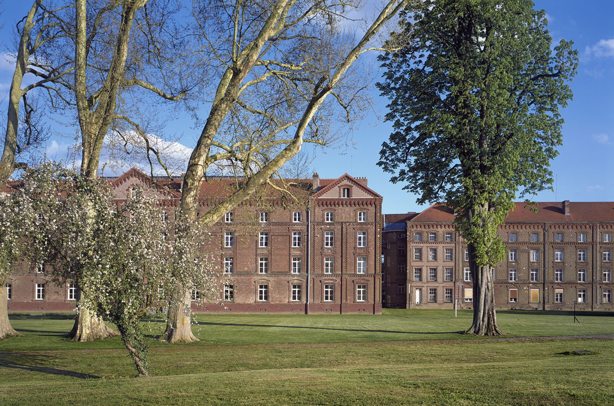 Le Palais social est vu du jardin de la presqu’île.