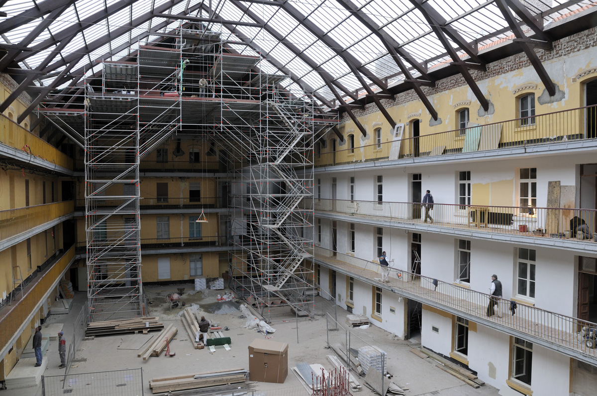 La verrière du pavillon central est vue en cours de restauration.