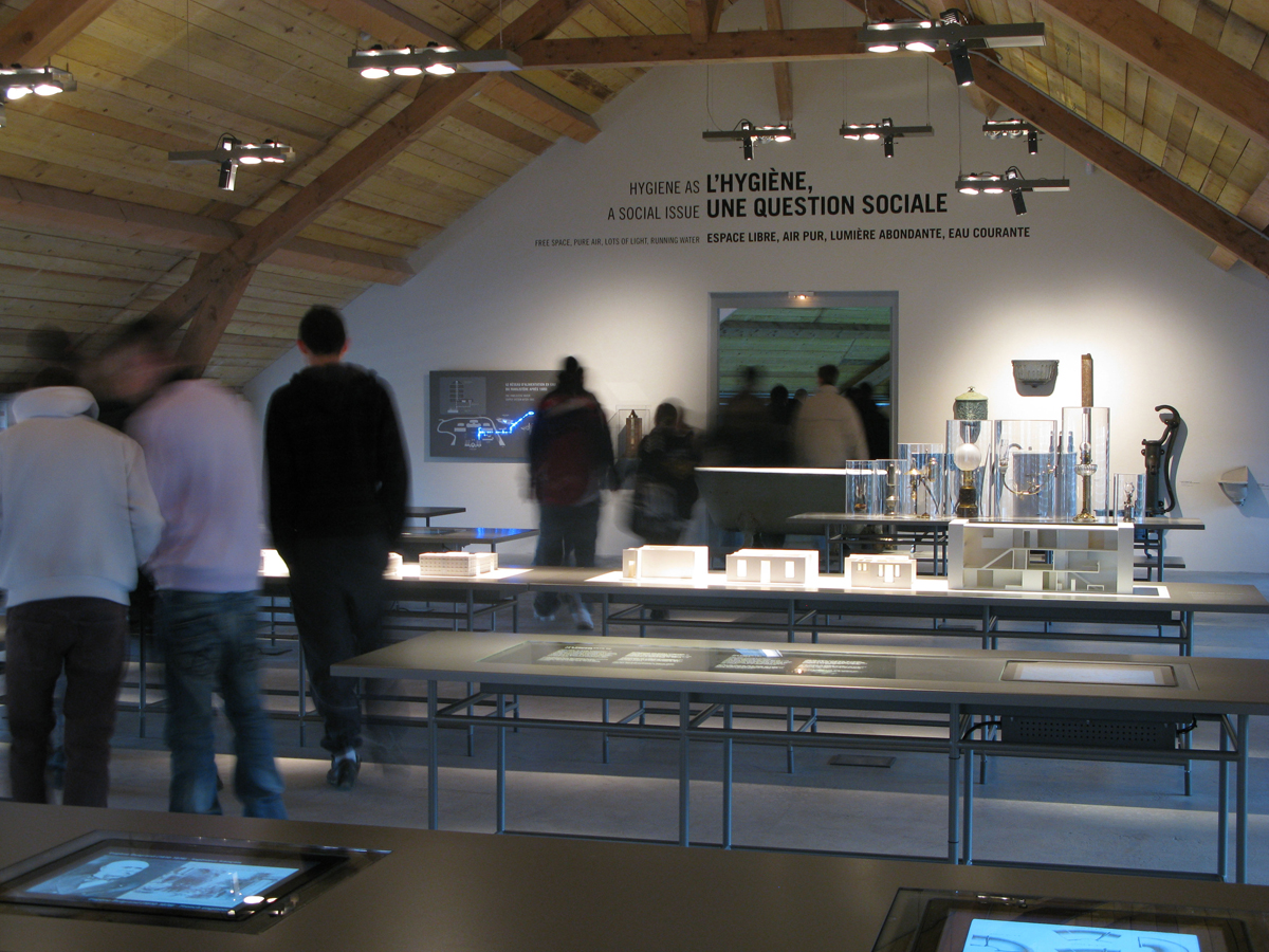 Un groupe visite le séchoir de la buanderie-piscine.