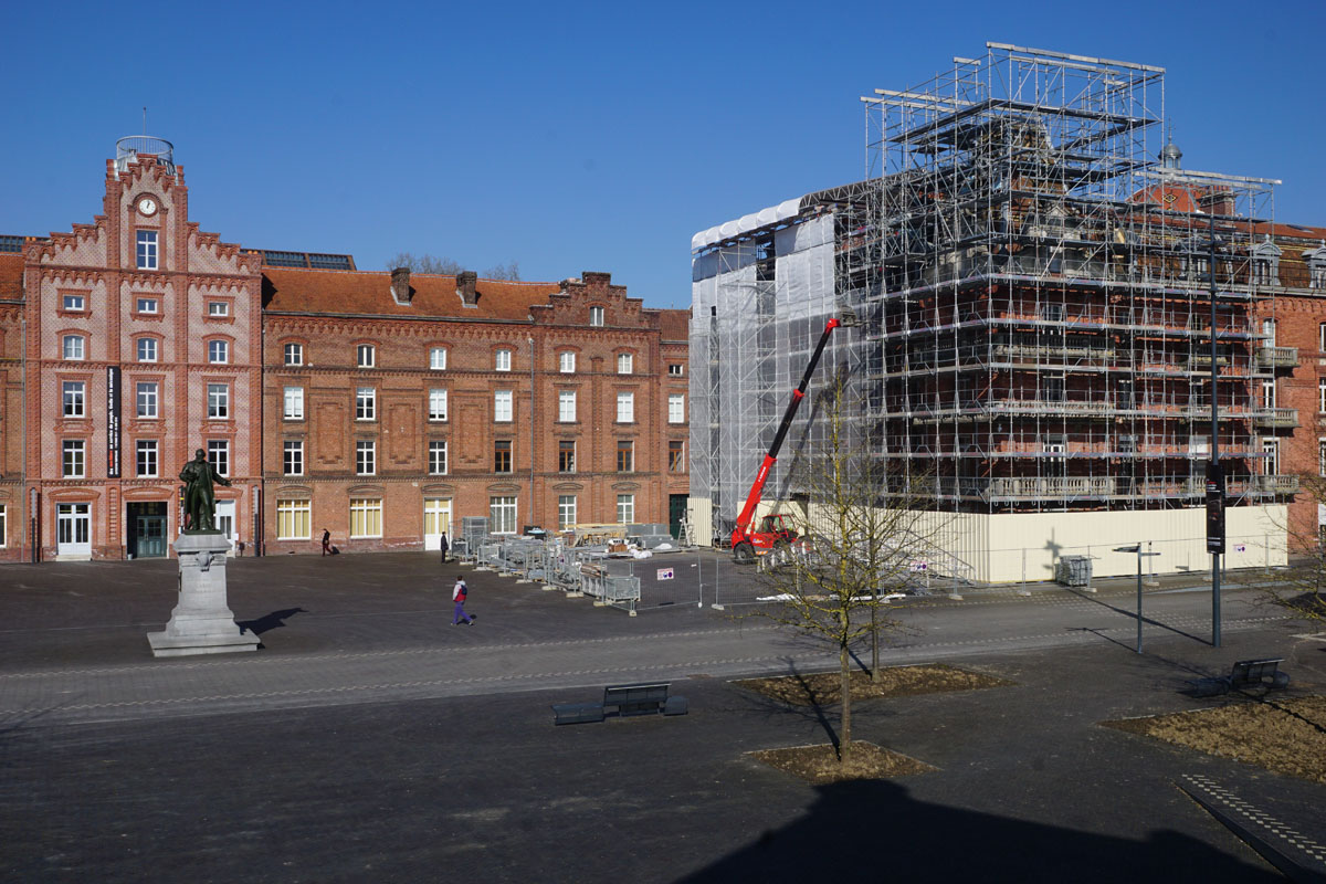 Photographie de l’échafaudage en cours d’installation sur les façades de l’aile