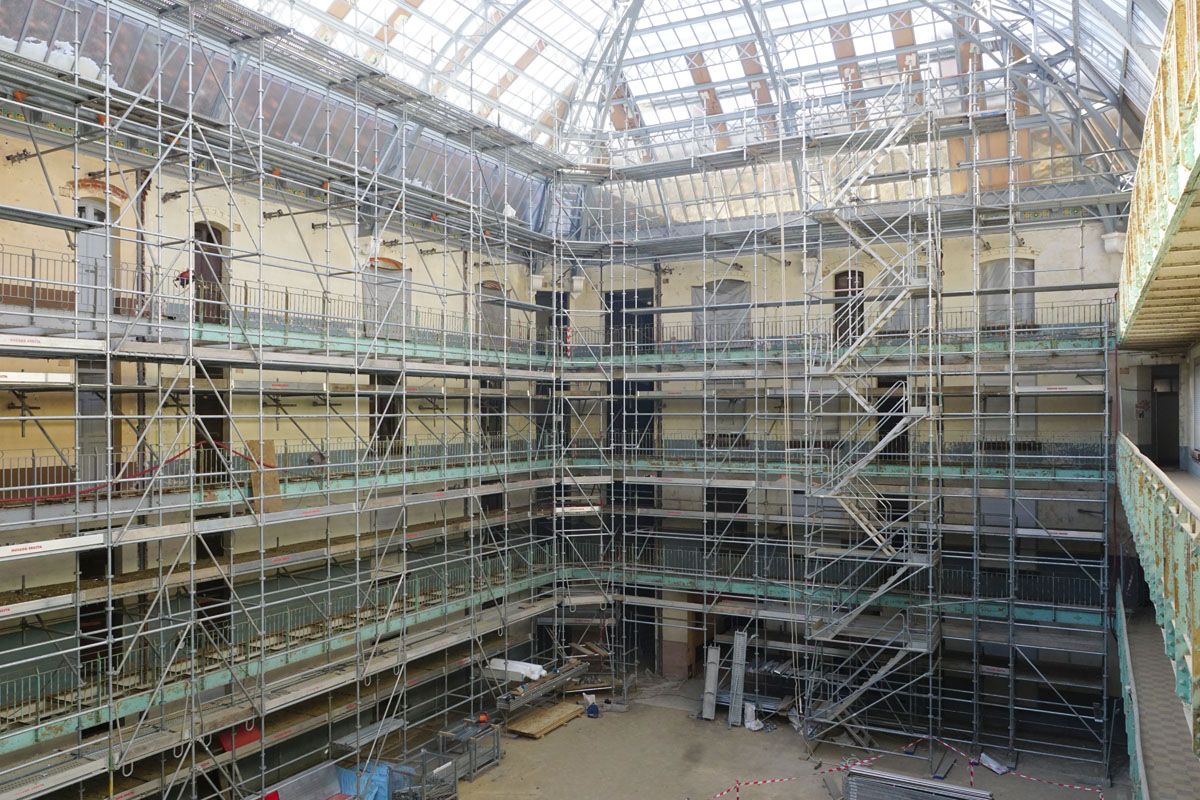 Photographie de l’échafaudage en cours d’installation dans la cour intérieure de