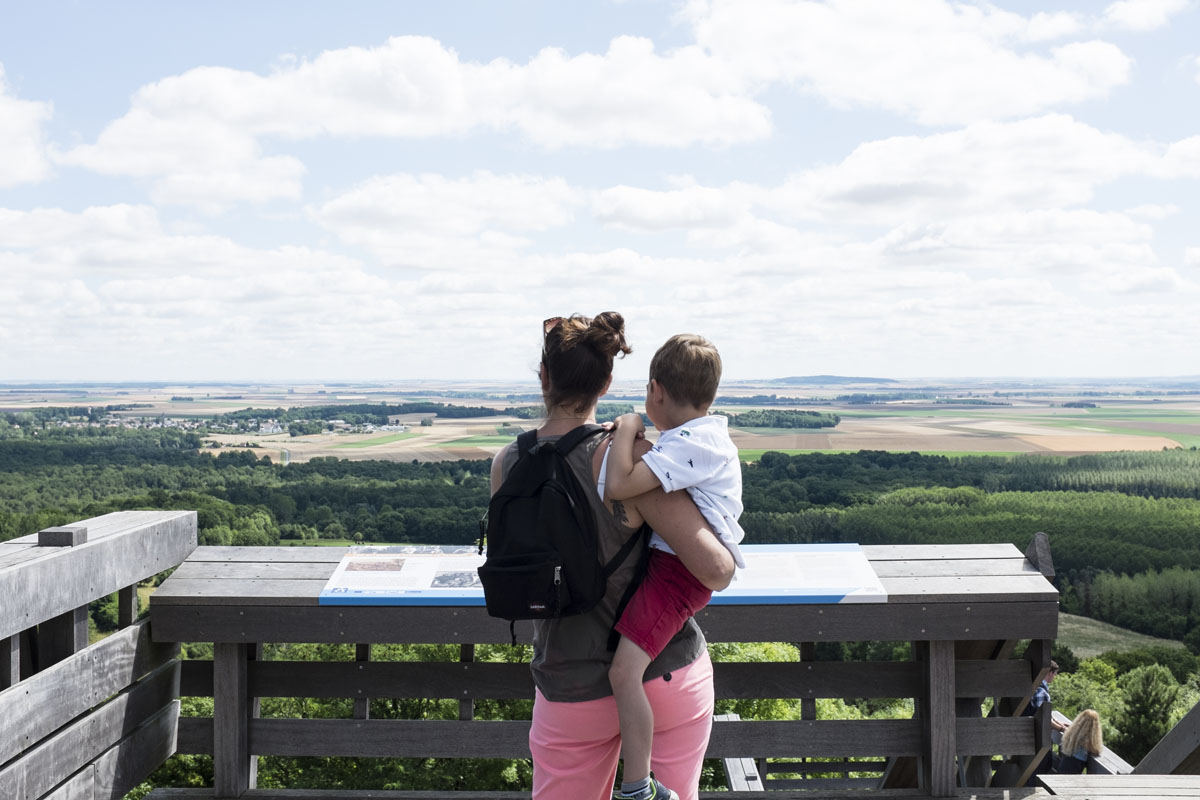 Paysage de l'Aisne : une femme et son fils regardent le paysage