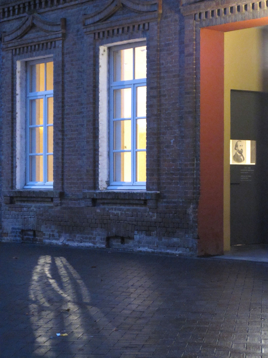 L’entrée de l’appartement de Godin est vue de la place du Familistère.