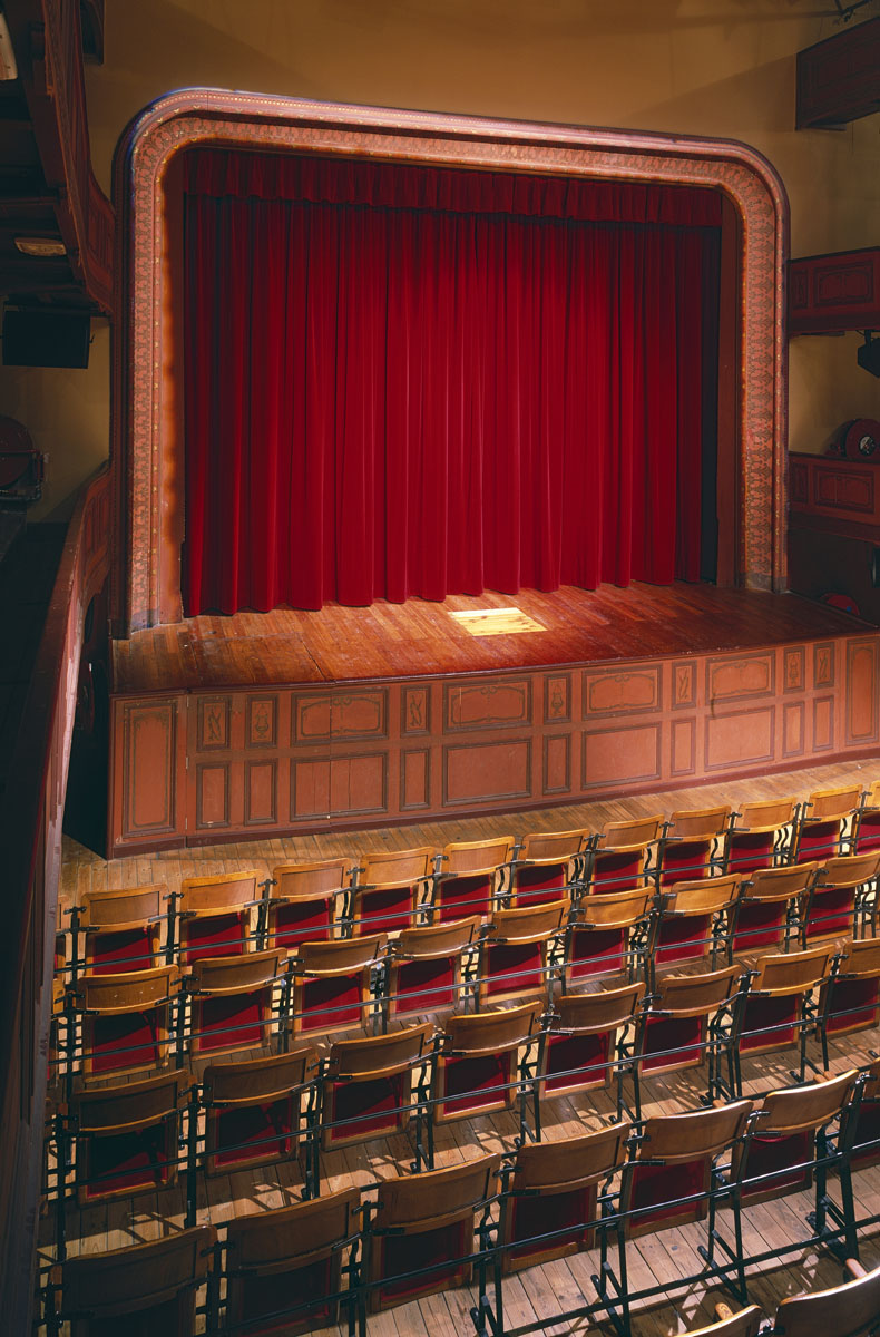 La scène de la salle de spectacle du théâtre du Familistère est élevé à plus d'1