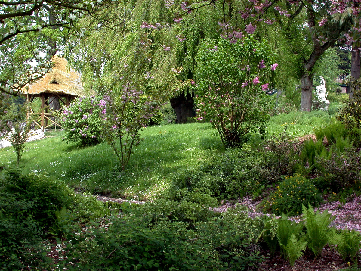 Une hutte existe dès l'origine dans le jardin d’agrément du Familistère.