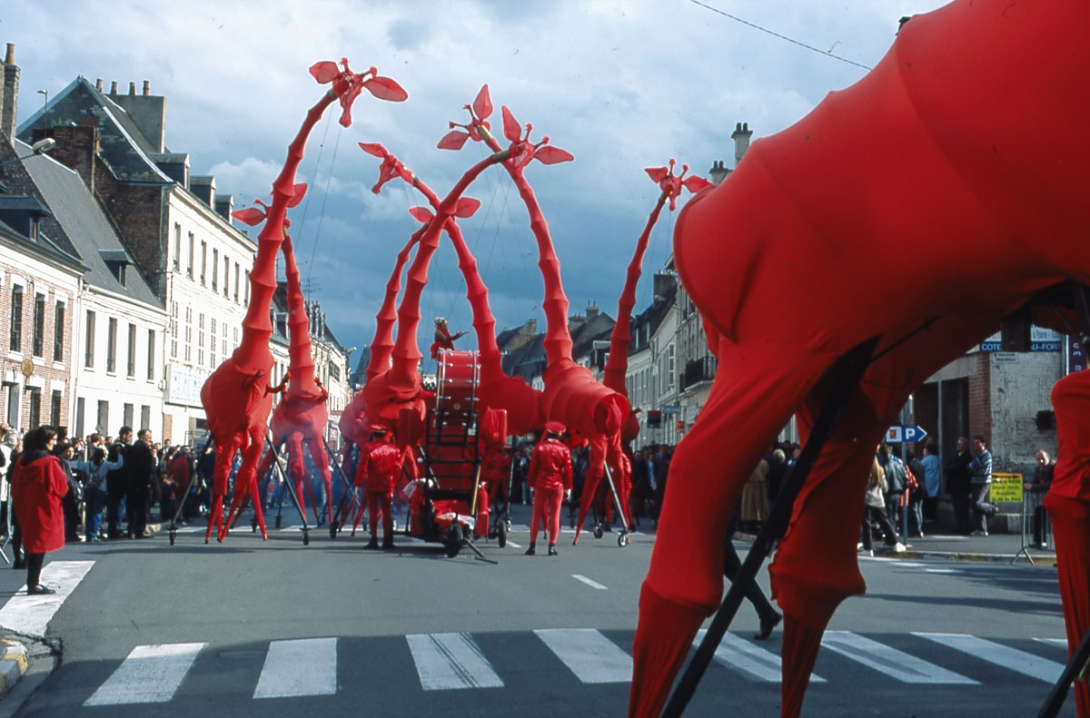 Les Girafes : la compagnie Off au Premier mai 2002 du Familistère